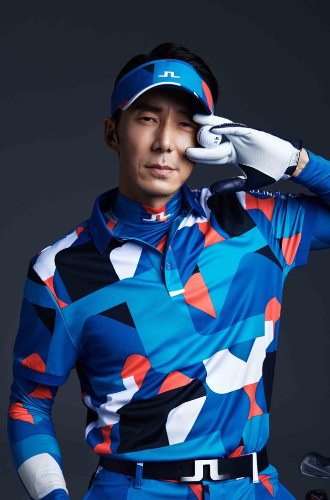 李李仁近期经常与家人一起去打高尔夫球，并透露女儿学习力惊人，JL几何印花Polo 4880元、JL几何透气短裤5880元、JL几何机能防晒衣3880元、JL几何透气遮阳帽1980元、经典JL Bridge皮带 4580元。（J.LINDEBERG提供）