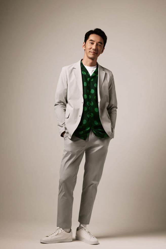 李李仁透露自己挑选西装的准则，表示J.Lindeberg的服装都十分符合自己的需求;机能凉感弹力猎装1万2980元、机能凉感四面弹长裤7480元、几何波点印花衬衫5480元。（J.LINDEBERG提供）