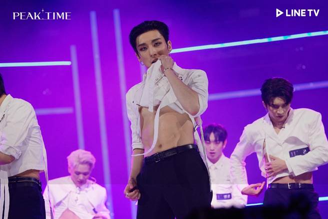 文钟业性感叼上衣露出精实腹肌。（LINE TV提供）