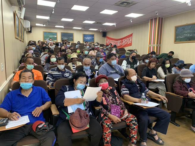 高雄市甲仙區農會今天前往桃源山區向梅農說明青梅契作收購方案。（甲仙農會提供／林雅惠高雄傳真）