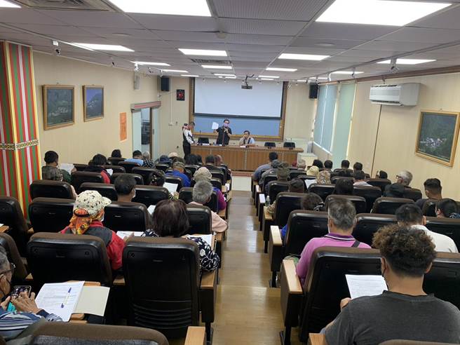 高雄市甲仙區農會今天前往桃源山區向梅農說明青梅契作收購方案。（甲仙農會提供／林雅惠高雄傳真）