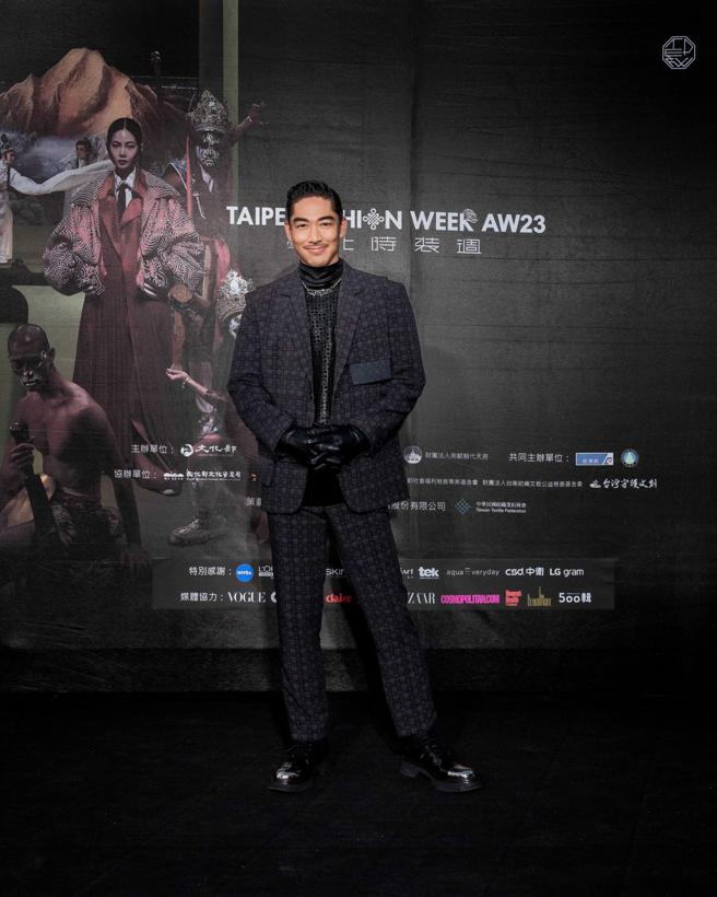 国民姐夫Akira身穿Just In XX的服装出席臺北时装周开幕秀，透露自己很喜欢服装上的窗花设计。（臺北时装周提供） 