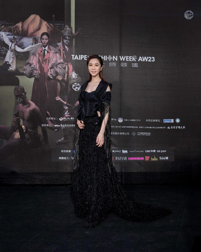 谢盈萱在《俗女》后久违回到台南直呼很怀念，曝之后想为锅烧意麵来台南玩，此次出席时装周活动身穿新锐设计师WEI TZU-YUAN的作品。（臺北时装周提供）
