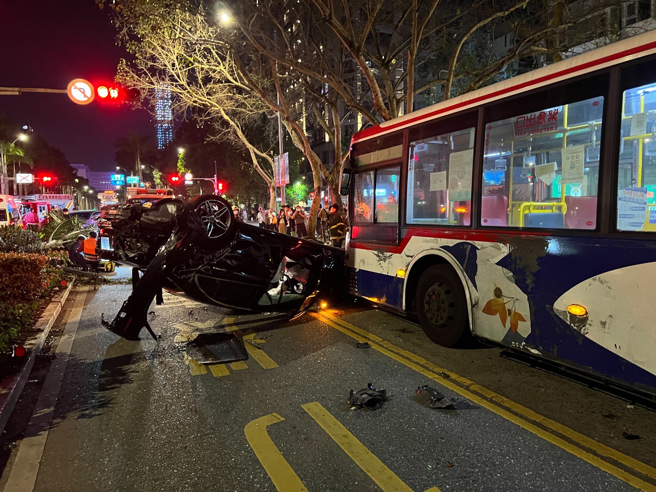北市宾士车飞越分隔岛撞公车，驾驶一度受困吓坏乘客。（简铭柱翻摄）
