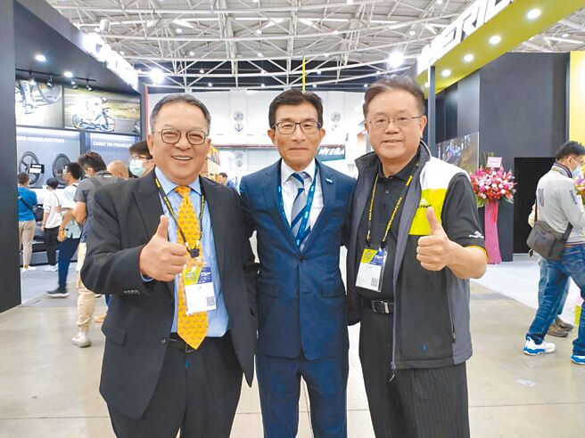 巨大集团执行长刘涌昌（左）、桂盟集团董事长吴盈进（中）与美利达集团董事长曾崧柱。图／曾丽芳