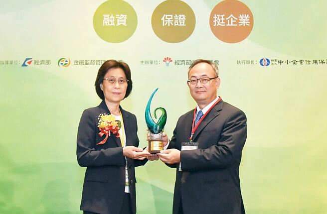 经济部主任秘书陈怡铃（左）颁发促进政策推动奖予臺湾企银，由总经理张志坚（右）代表领奖。图／臺湾企银提供