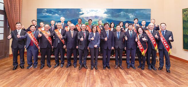 企业经理协进会理事长罗达贤（前排左六）、选拔委员会主任委员卢明光（前排左五）与年度得奖人接受总统蔡英文（前排中）接见。图／总统府提供