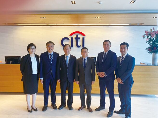证期局局长张振山（左三）及证交所董事长林修铭（右三）等率团拜访新加坡，与重要市场中介机构代表交流。图／证交所提供