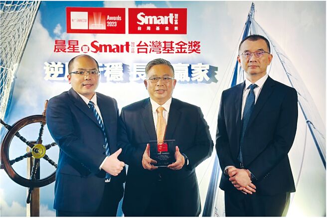 永昌基金经理人卢彦玮（左起）、华南永昌投信董事长黄昭棠、华南永昌投信资产管理群副总陈人寿合影。图／华南永昌投信提供