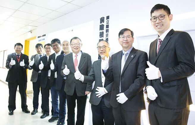 前瞻积体电路设计实验室的全新开幕仪式嘉宾云集－院长王蒞君、副校长李镇宜、技嘉科技总经理侯智仁、技嘉科技总经理李宜泰、技嘉科技董事长叶培城、阳明交大校长林奇宏、群联电子资深执行副总邝宗宏，以及AMD资深副总林建诚、所长陈柏宏共同合影。图／阳明交大提供