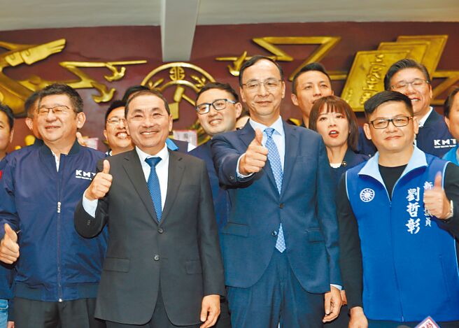 国民党昨中常会定调将徵召提名2024年总统人选，目前纳入新北市长侯友宜等人。图为侯友宜（前左二）与国民党主席朱立伦（前右二）展现团结一致的决心。（本报资料照片）