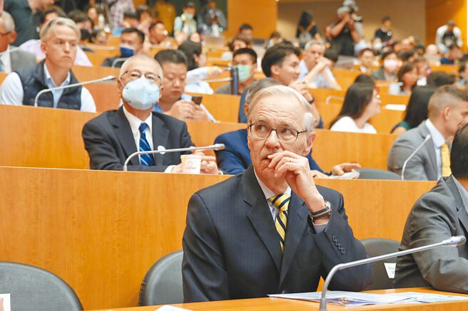 AIT前理事主席卜睿哲（前）22日演讲时表示，他不认为近期有战争的可能，因为中国领导人明白全面战争风险非常高。（杜宜谙摄）