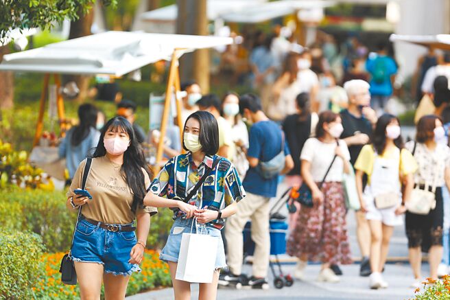 元大宝华综合经济研究院昨公布，下修今年全年经济成长率至1.91％，不仅低于主计总处预估的2.12％，也是国内主要学术预测机构中最悲观的一家。图为民眾前往台北市中山区周遭市集逛街购物。（本报资料照片）