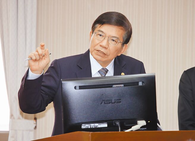 用电大户电费4月起调涨，立委建议交通部以民生考量，向经济部争取优惠。交通部长王国材表示，会向经济部反映意见。（姚志平摄）