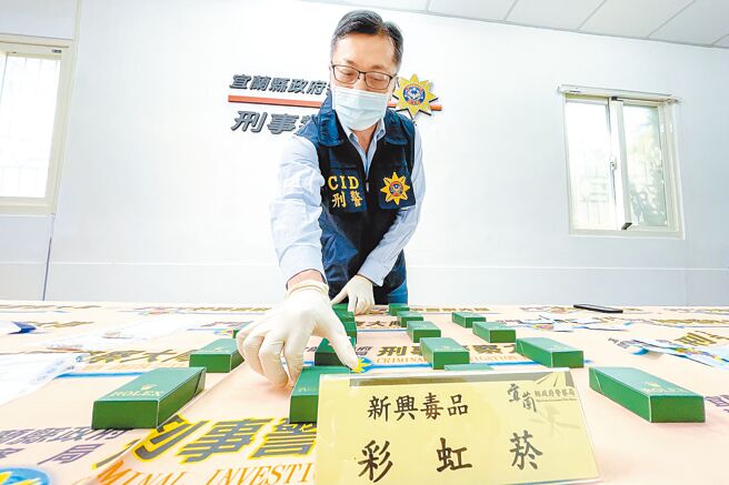 宜兰警方22日公布执行「全国第8波安居缉毒专案」，在黑帮的运毒车中找到彩虹菸等毒品。（李忠一摄）吸菸有害健康