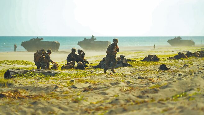美国和菲律宾海军陆战队在卡加延的克拉韦里亚进行双边两栖登陆。（摘自美国驻菲律宾大使馆官网）
