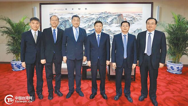 中共中央台办、国务院台办主任宋涛与台泥集团董事长张安平一行人合影。（摘自中国台湾网）