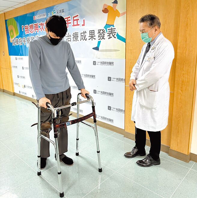 覃颀恩（左）因车祸造成下身瘫痪，经光田医院与尖端医运用干细胞治疗8个月，目前已可自行运用辅具稳健走路。（陈世宗摄）