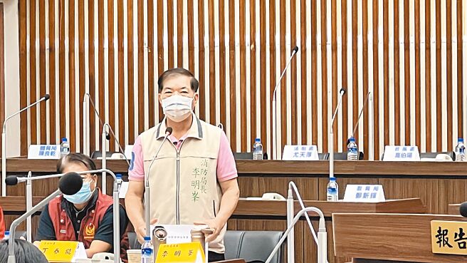 台南市消防员长期处于人力短缺，消防局长李明峯22日在议会接受质询。（张毓翎摄）