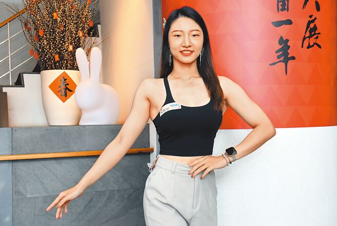 推动健美运动也获奖无数的侯妤慈获台东县社会优秀青年表扬。（庄哲权摄）