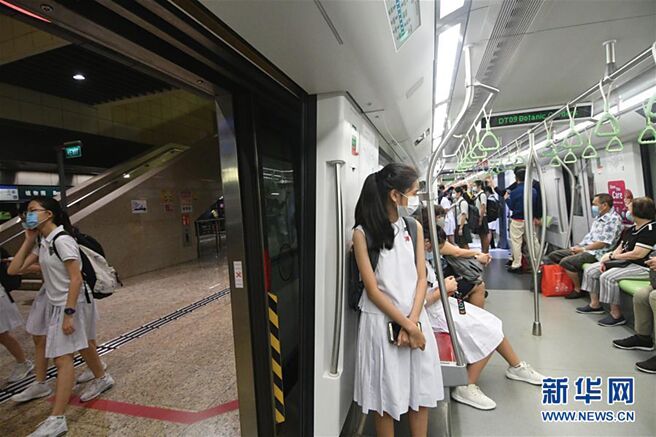 调查显示，新加坡是全球分化程度最低的国家之一。图为新加坡民眾搭乘滨海市区线地铁。（新华社）