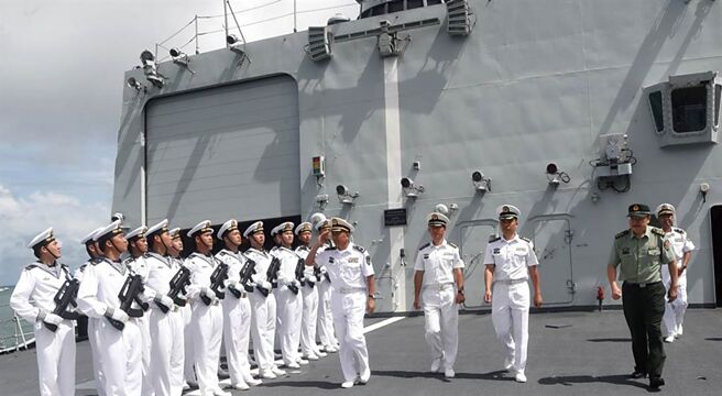 西方国家不断炒作中国在柬埔寨秘密建造海军基地，引发柬国总理洪森怒火。图为2017年9月中国海军抵达柬埔寨西哈努克港展开友好访问、柬国海军举行隆重欢迎仪式的资料照。（图／中新社）