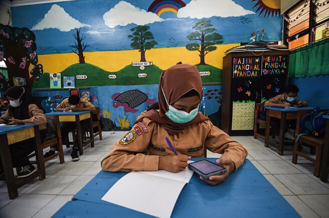 印尼东努沙登加拉省首府古邦要求学生凌晨5点30分到校，家长崩溃。此照片与新闻事件无关。（新华社）