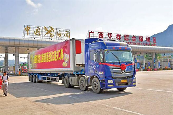 越南榴槤预计2023年对华出口额将达10亿美元目标。图为越南榴槤在友谊关口岸顺利通关。（中新社）