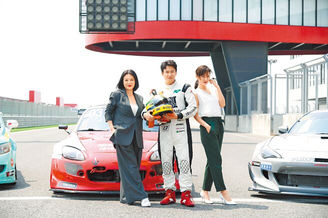 苗可丽（左起）、王振復、陈佩骐昨为最新8点檔造势。（三立提供）