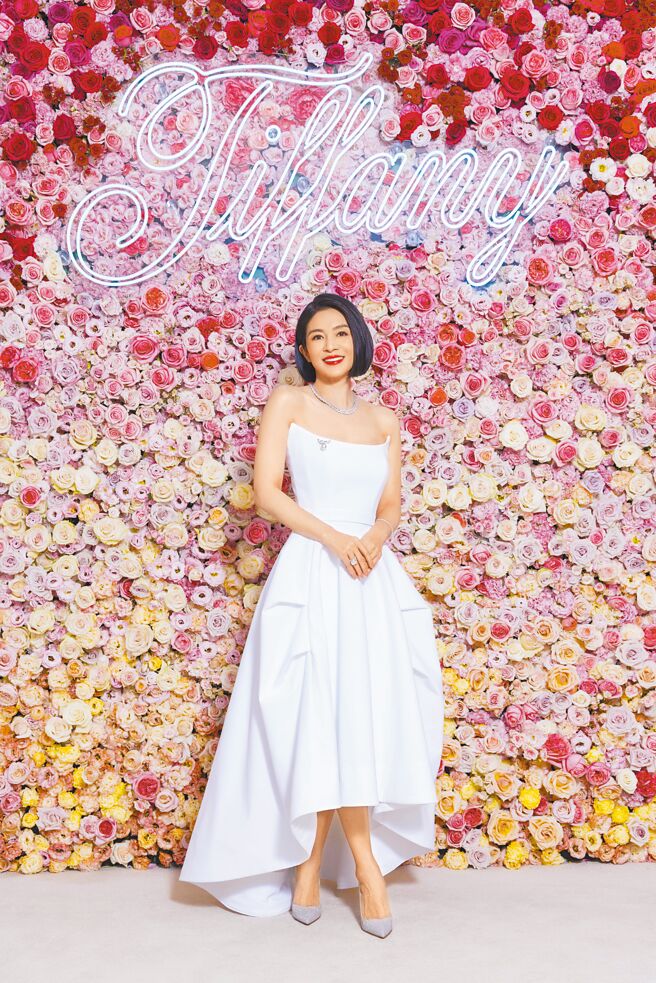 已有3年未出席公开场合的杨采妮担任Tiffany珠宝开展嘉宾，佩戴要价逾1亿元的珠宝，难掩好心情。（Tiffany提供）