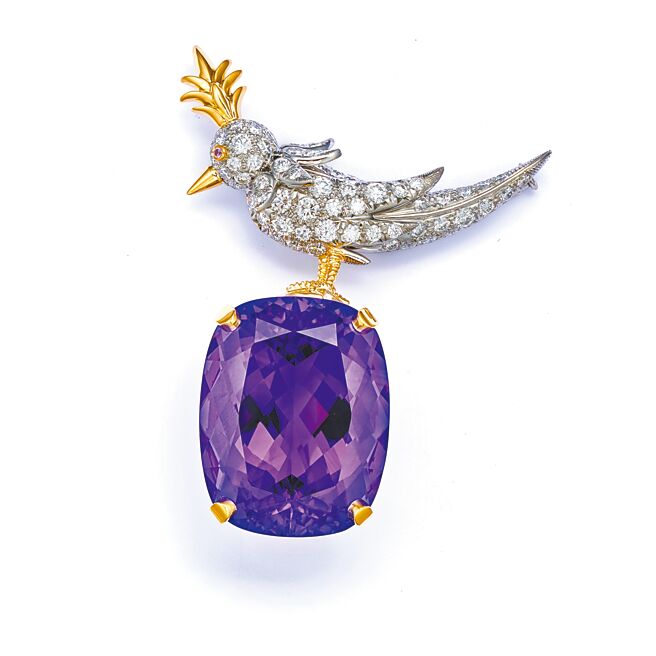 Tiffany & Co. Schlumberger石上鸟胸针，铂金与18K金镶嵌紫水晶与钻石。（Tiffany提供）