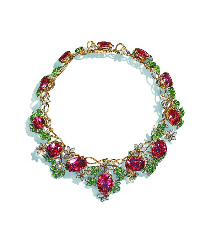 Tiffany & Co. Schlumberger铂金与18K金镶嵌红碧玺、祖母绿与钻石花型设计项炼。（ Tiffany提供）