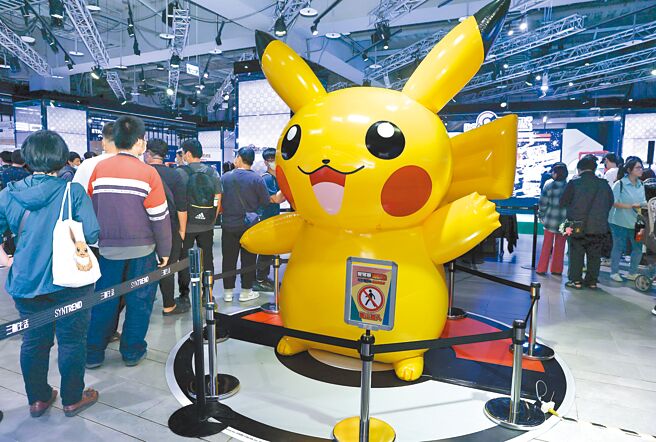 游戏体验会现场准备了大型皮卡丘气球让喜爱宝可梦的粉丝拍照打卡。（罗永铭摄）
