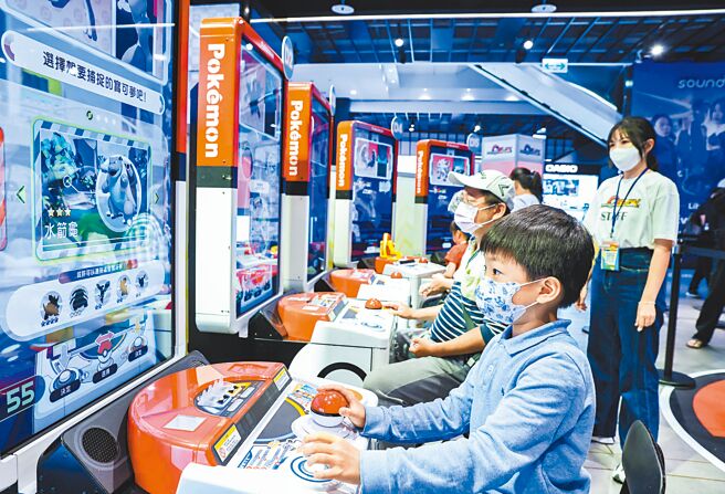 宝可梦加傲乐的魅力难挡，蔡姓弟弟说自己每周都要玩至少一次，家人也陪他研究游玩模式和宝可梦。（罗永铭摄）