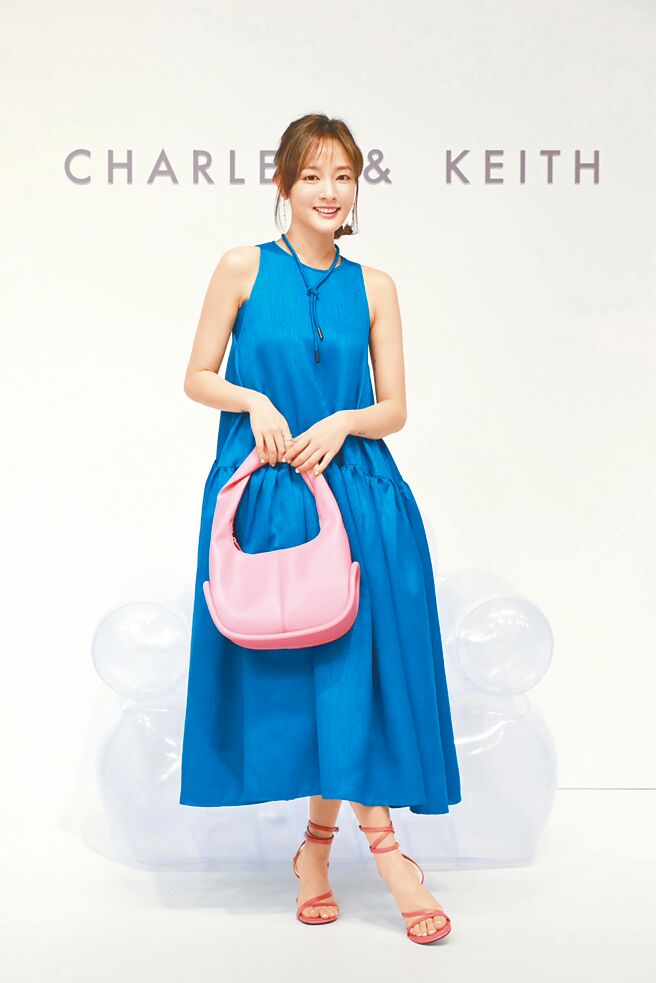王净认爱后首度亮相时尚活动，满面春风。（CHARLES & KEITH提供）