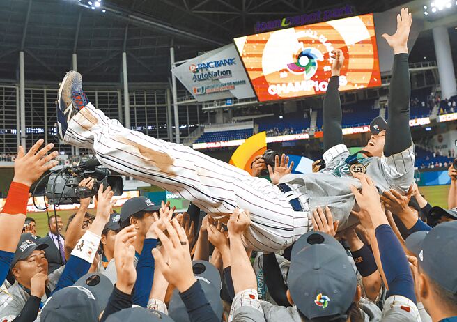 日本队欢庆赢得经典赛冠军，将赛会MVP大谷翔平抛起欢呼。（路透）