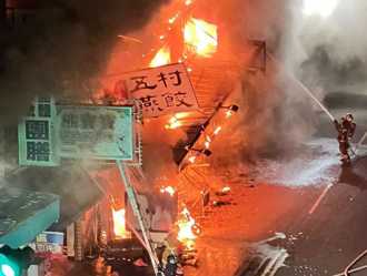 台南東區晚間傳出火警 「五村燕餃」遭烈焰吞噬
