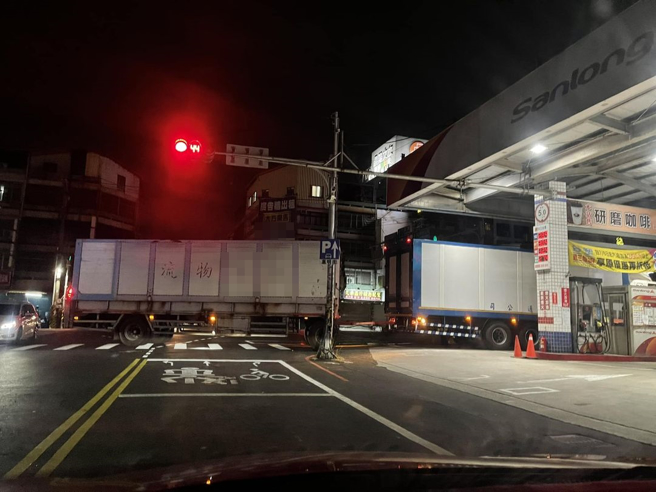 1名女驾驶在彰化员林1处路口，看到1辆联结车加油时露出「半截车尾」占据车道，让她怒批「未免太自私」。（翻摄自脸书爆怨公社）