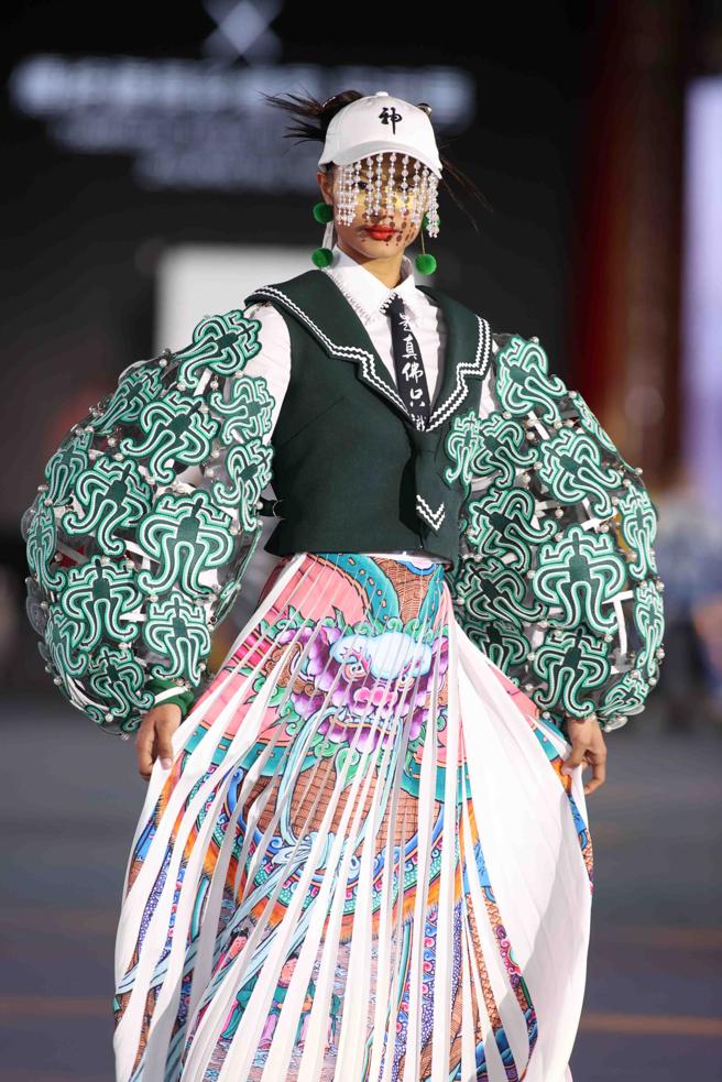 JUST IN XX × 庄武男推出的「神起少年，接神日」袖子上的缕空球型灯笼袖十分吸睛。（臺北时装周提供）