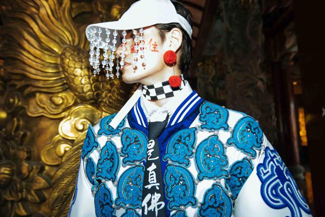 缀有珠帘的棒球帽、耳环上的球型与神冠的装饰不谋而合。（JUST IN XX 提供）