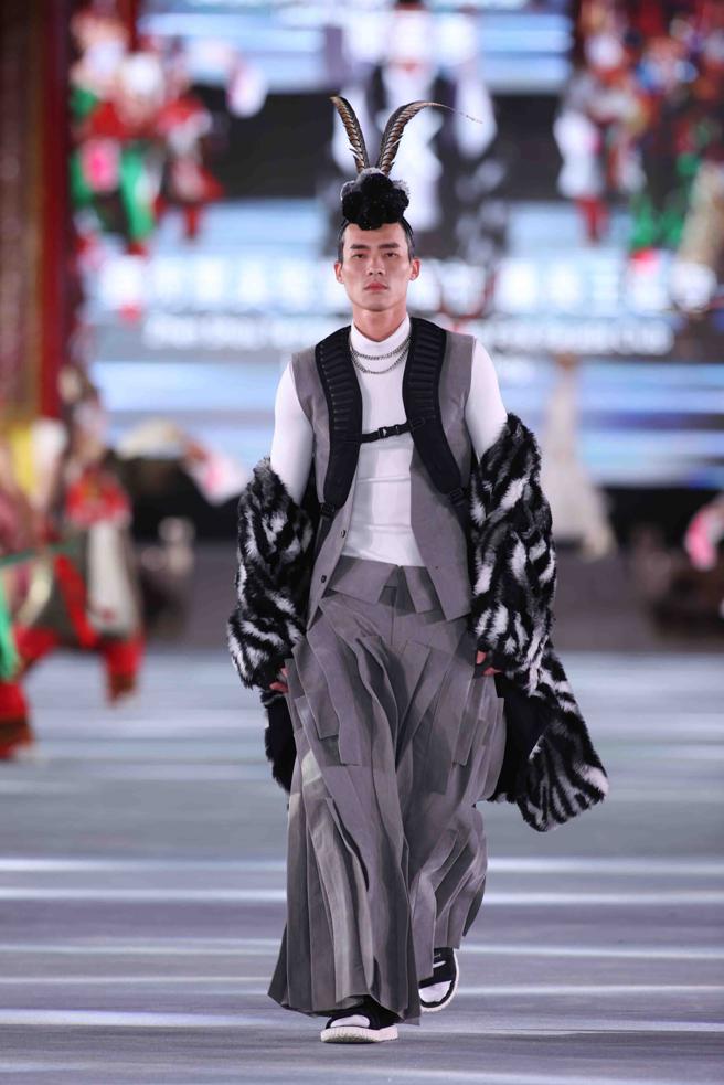 简国彦BOB JIAN × 镇狩宫吴敬堂艺阵社（八家将）。（臺北时装周提供）