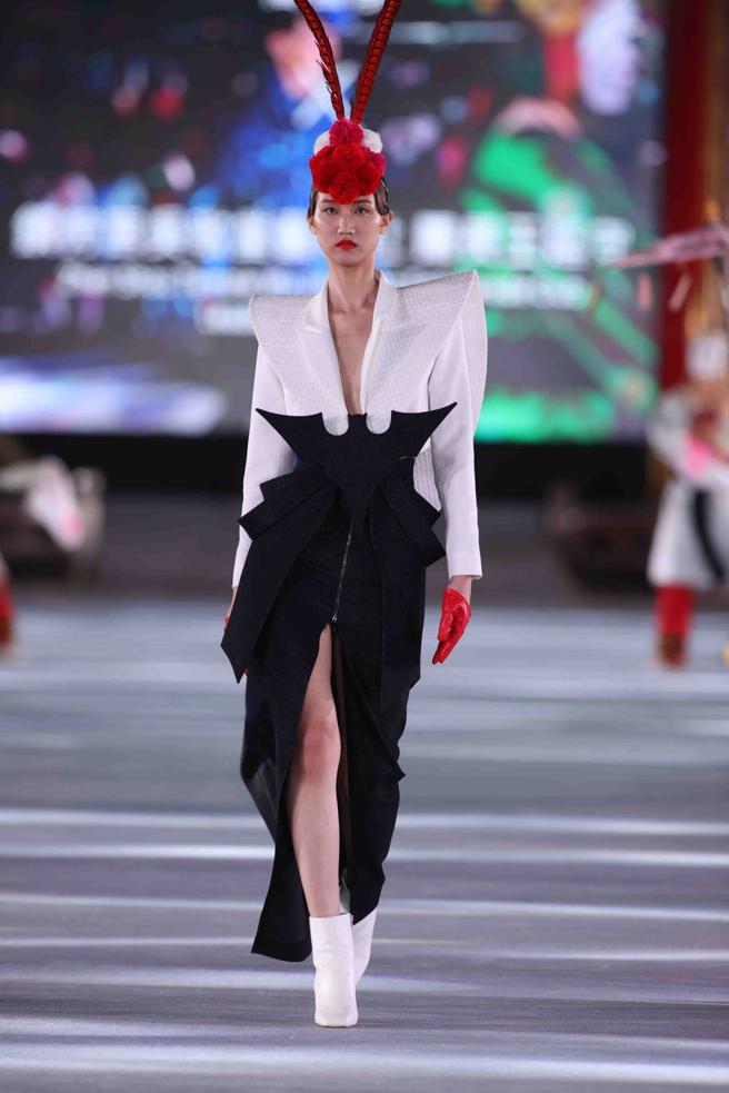 简国彦BOB JIAN × 镇狩宫吴敬堂艺阵社（八家将）。（臺北时装周提供）