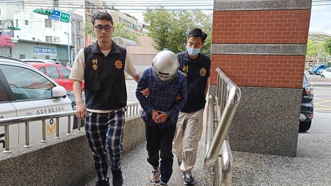 羅姓主嫌拒吐1.8萬發子彈來源 ，還辯稱是替朋友保管遭聲請羈押。( 賴佑維攝)
