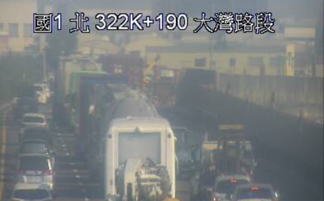 上班族注意！国1北上大湾段「小货车翻覆」，紫爆回堵3公里。(翻摄高速公路1968)
