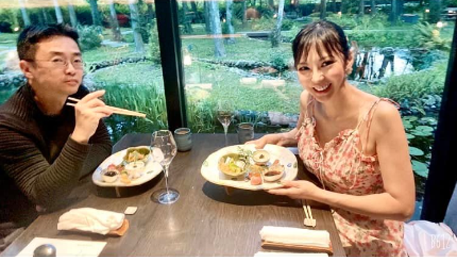 许嘉容曾晒出与丈夫品嚐美食的照片。（图／FB@许嘉容）