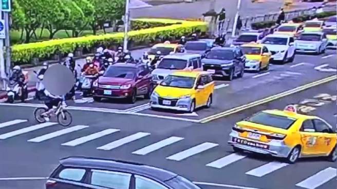 童男前往公园交付50万。（警方提供）