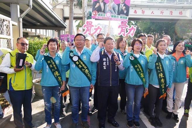 前彰化市邱建富原本坚持参加立委初选，经正国会掌门人、总统府秘书长林佳龙介入协调后，宣布退出，要互相牵成让彰化队全垒打。（邱建富提供／吴敏菁彰化传真）