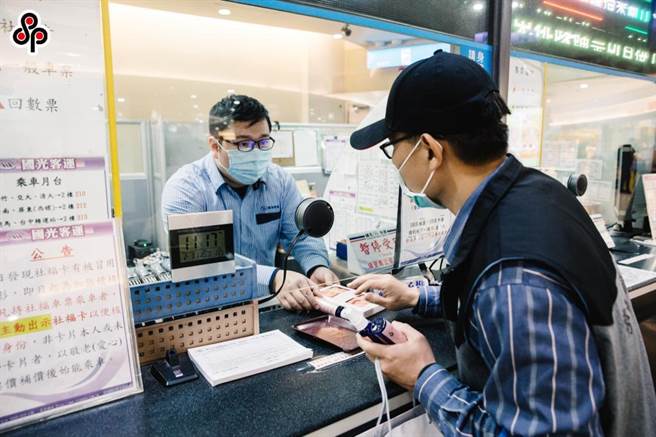 依劳动基准法规定，轮班时至少应有11小时的休息时间，工作特性或特殊原因，经劳动部公告后，可以变更休息时间不少于连续8小时。（报系资料照）