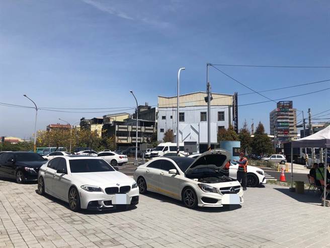 彰化警分局结合彰化监理站及彰化县环境保护局，过滤清查后通知40部汽车、12部机车接受「违规改装车辆临时集中检验」，开罚改装、变更车体及设备共计12件、噪音超标4件，还有两名无照驾驶。（彰化警分局提供／吴敏菁彰化传真）