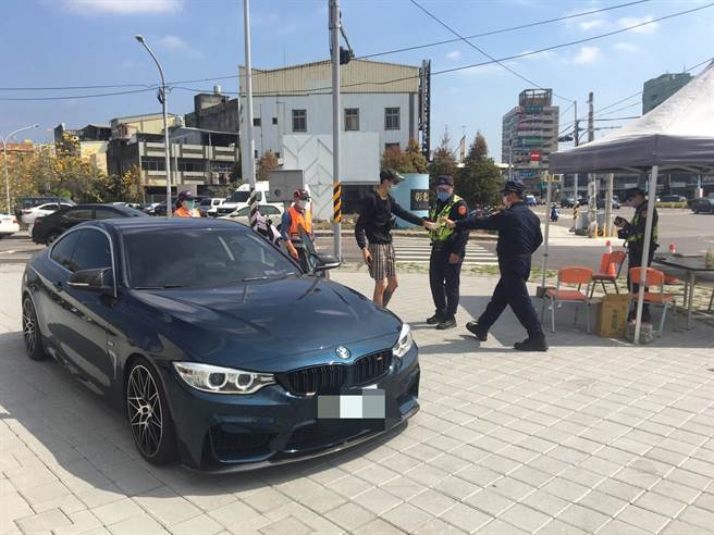 彰化警分局结合彰化监理站及彰化县环境保护局，过滤清查后通知40部汽车、12部机车接受「违规改装车辆临时集中检验」，开罚改装、变更车体及设备共计12件、噪音超标4件，还有两名无照驾驶。（彰化警分局提供／吴敏菁彰化传真）